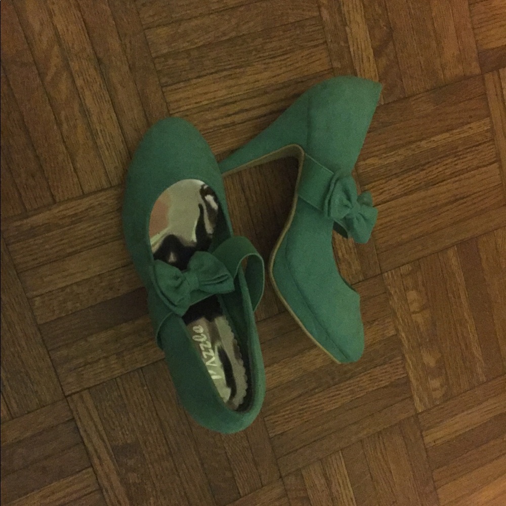 7.5 Mint/teal Mary Jane pumps with bow accent